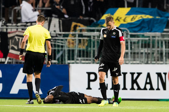 Örebros Michael Junior Omah tar sig för ansiktet och