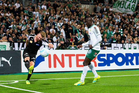 Örebros Michael Almebäck resar undan bollen framför