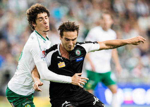 Hammarbys Romulo Cabral Pereira Pinto i kamp om bollen med
