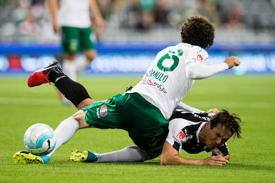 Hammarbys Romulo Cabral Pereira Pinto i kamp om bollen med