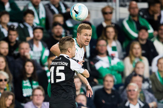 Hammarbys Erik Israelsson i en nickduell med Örebros