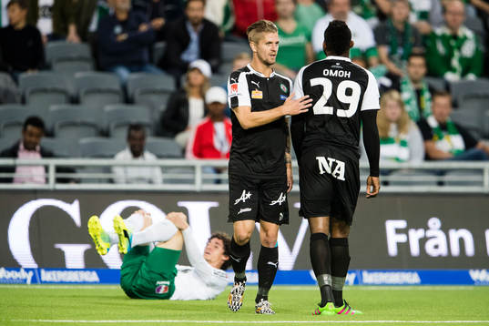 Hammarbys Romulo Cabral Pereira Pinto ligger ner och