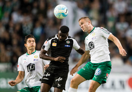 Hammarbys David Boo Wiklander avvaktar en nickduell mellan