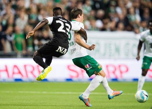 Örebros Maic Sema tar tag i Hammarbys Johan Persson