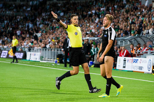 Domare Magnus Lindgren tillrättavisar Örebros Martin