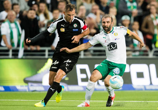 Örebros Robert Åhman Persson i kamp om bollen med
