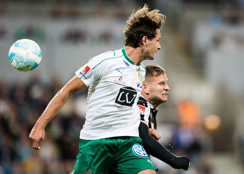 Hammarbys Philip Haglund i en nickduell med Örebros Robert