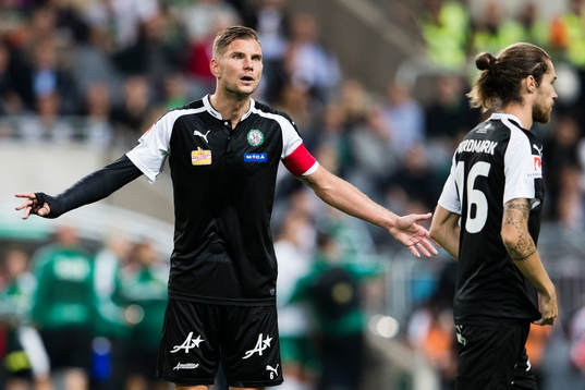 Örebros Robert Åhman Persson reageraer