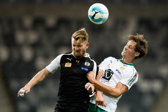 Örebros Michael Almebäck i en nickduell med Hammarbys