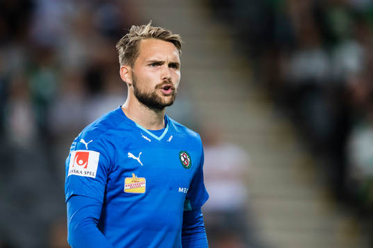 Örebros målvakt Oscar Jansson med bollen