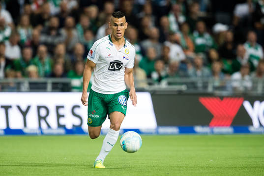 Hammarbys Alexssander Medeiros de Azeredo med bollen