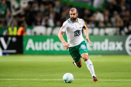 Hammarbys Kennedy Bakircioglu med bollen