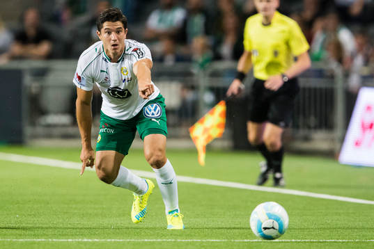 Hammarbys David Boo Wiklander pekar på bollen
