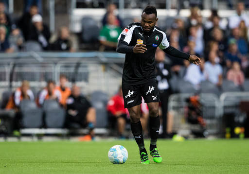 Örebros Michael Junior Omah med bollen