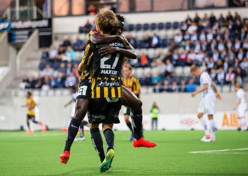 Häckens Alhassan Kamara gör 1-0 och omfamnas av Joel