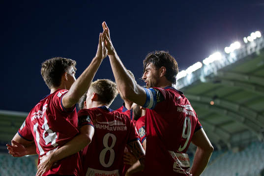 2  Örgrytes George Mourad jublar och gör high five med