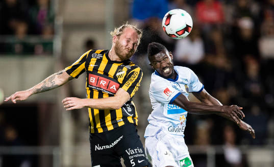 Häckens Emil Wahlström i en nickduell med Gefles Dioh