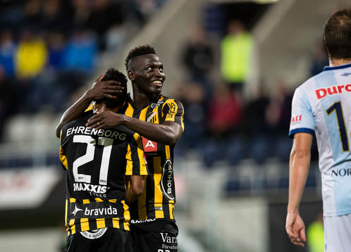 Häckens Nasiru Mohammed tröstas av Alhassan Kamara