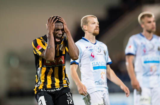 Häckens Mohammed Abubakari reagerar på en missad målchans