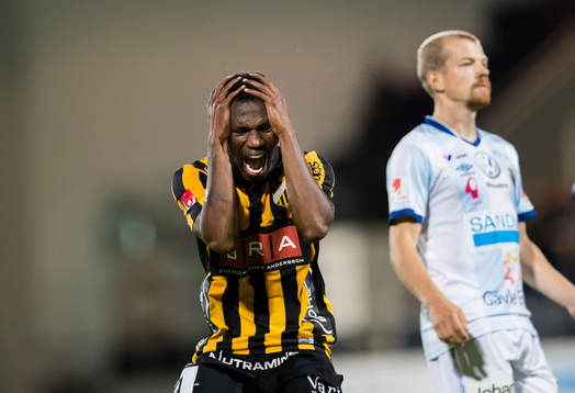 Häckens Mohammed Abubakari reagerar på en missad målchans