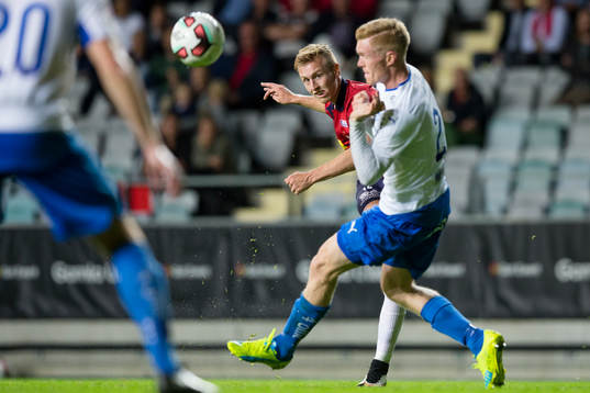 2 Örgrytes Sebastian Ohlsson skjuter ett skott