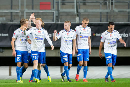 2 Värnamos David Engström jublar ihop med lagkamrater