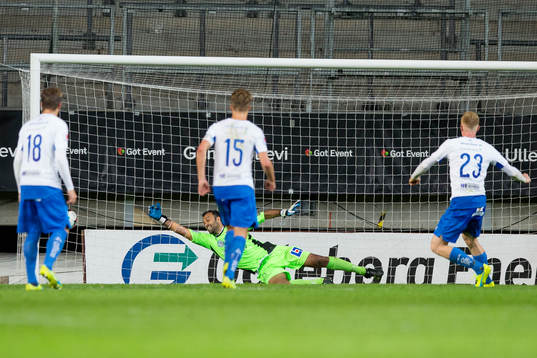 2 Värnamos David Engström skjuter 2-2 på straff bakom