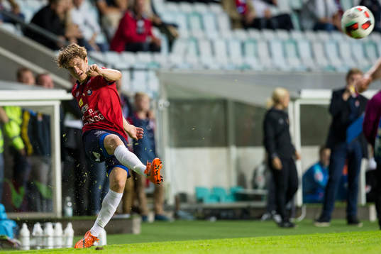 2 Örgrytes Jakob Lindström slår ett inlägg