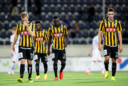 Häckens Alhassan Kamara (m) ser deppig ut bredvid sina