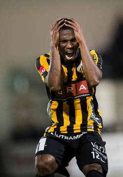 Häckens Mohammed Abubakari reagerar på en missad målchans