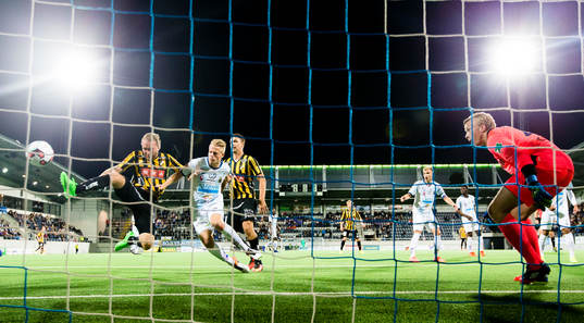 Häckens Emil Wahlström med en chans framför mål