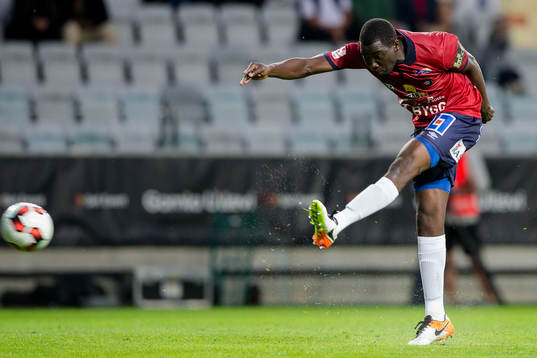 2 Örgrytes Alexis Yougouda Kada  skjuter ett skott