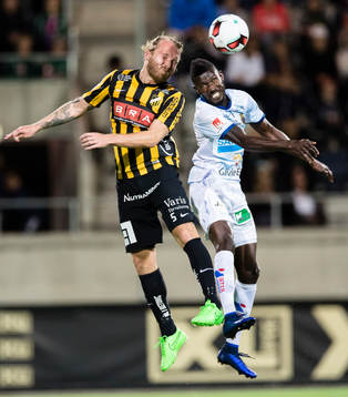 Häckens Emil Wahlström i en nickduell med Gefles Dioh