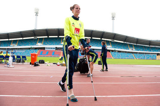 Lotta Schelin på kryckor