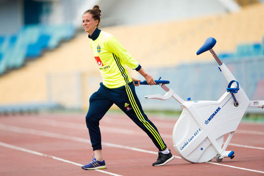 Lotta Schelin släpar på en träningscykel
