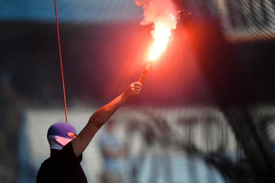 Supporter med bengal före fotbollsmatchen i Allsvenskan