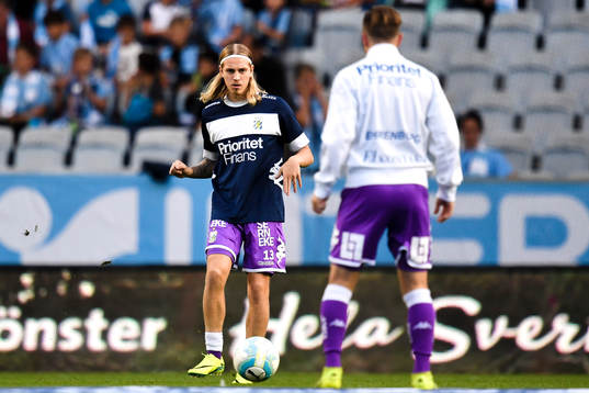 IFK Göteborgs Elias Mar Omarsson värmer upp före