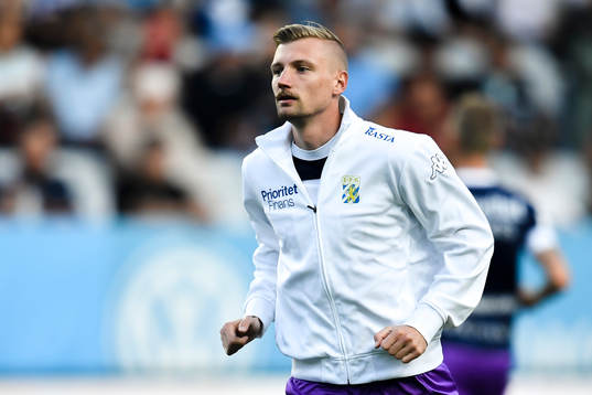 IFK Göteborgs Sebastian Eriksson värmer upp före