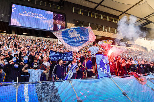 Malmö FFs supportrar med bengaler före fotbollsmatchen i