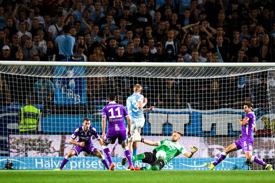 IFK Göteborgs målvakt John Alvbåge räddar skott från