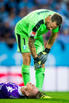 IFK Göteborgs Jakob Ankersen ses om av Malmö FFs målvakt