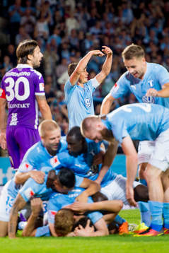 Malmö FFs Markus Rosenberg signalerar för byte samtidigt