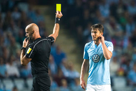 Domaren Stefan Johansson varnar Malmö FFs Markus Rosenberg