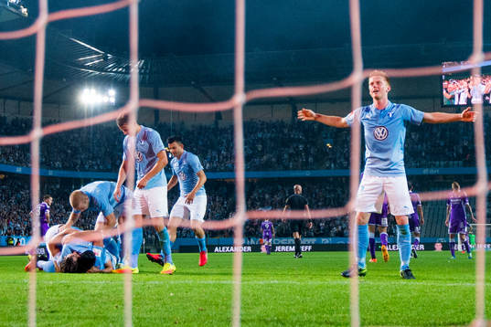 Malmö FFs Anders Christiansen jublar mot klacken medan