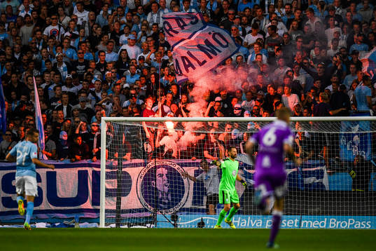 Malmö FFs supportar med bengaler