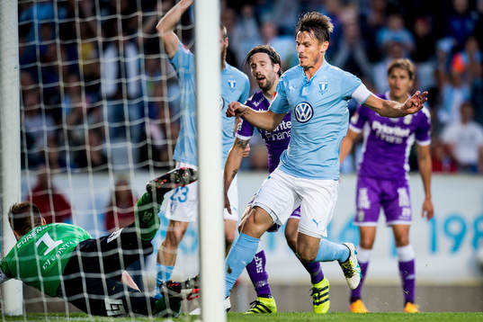 Malmö FFs Markus Rosenberg gör 1-0 bakom IFK Göteborgs