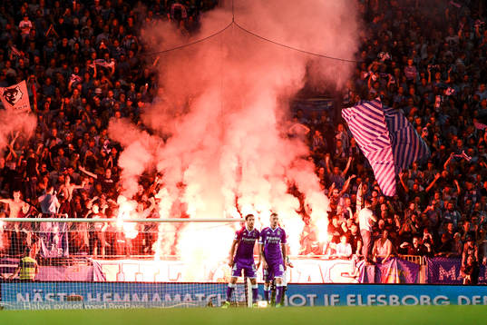 Malmö FFs supportrar med bengaler