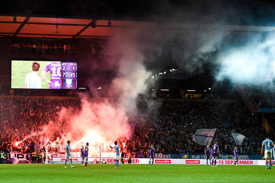 Malmö FFs supportrar med bengaler