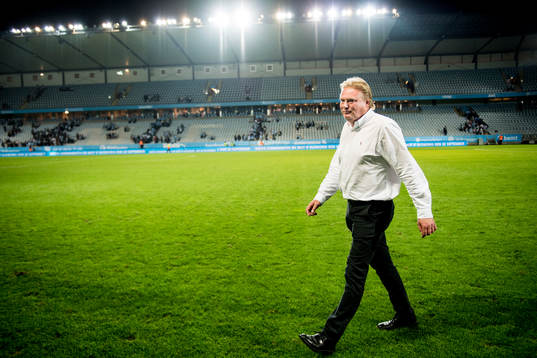 IFK Göteborgs tränare Jörgen Lennartsson deppar när han