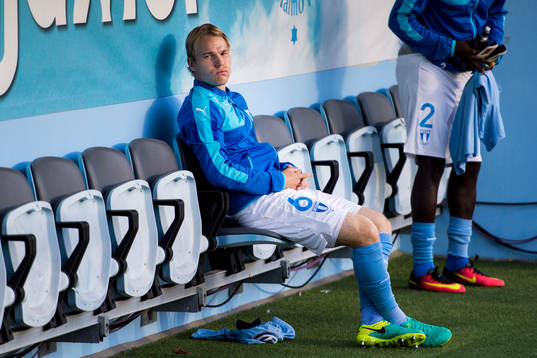 Malmö FFs Oscar Lewicki på bänken